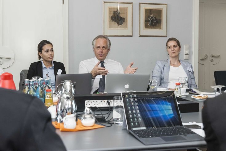 Prof. Dr. Hans-Jürgen Buxbaum mit Sumona Sen (links) und Prof. Dr. Nele Rußwinkel von der TU Berlin auf dem Ladenburger Diskurs. 