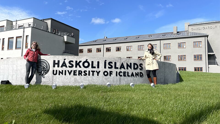 Angelika Krehl und Anna Herzog vor der University of Iceland in Reykjavik, Island
