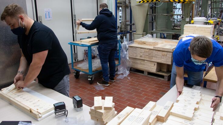 Weitere Zoomby-Bausätze werden in der Werkstatt des Fachbereichs Maschinenbau und Verfahrenstechnik zusammengestellt.