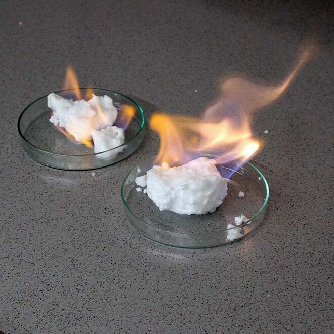 Brennendes Gashydrat 2; Lab Professor Heyko Schultz Burning Hydrate 2 ; Lab Professor Heyko Schultz