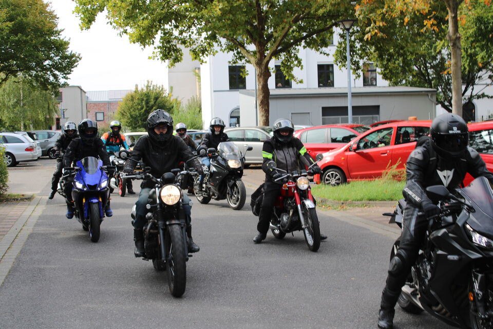 Motorräder_Abfahrt