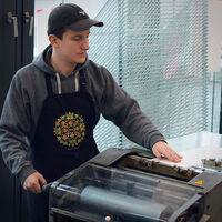 Christoph Lehmann zeigt Interessierten das Drucken an der Andruckpresse und am kleinen Tiegel in der Druckwerkstatt am Fachbereich Design. Foto: Privat