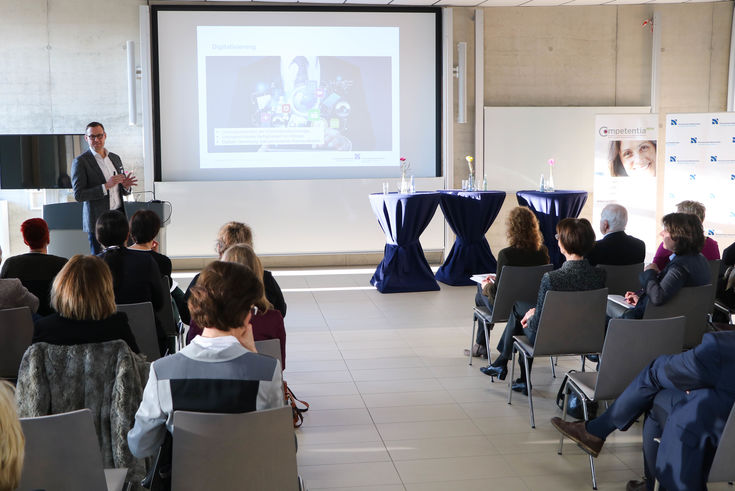 Professor Alexander Cisik bei einem Vortrag an der Hochschule Niederrhein. 