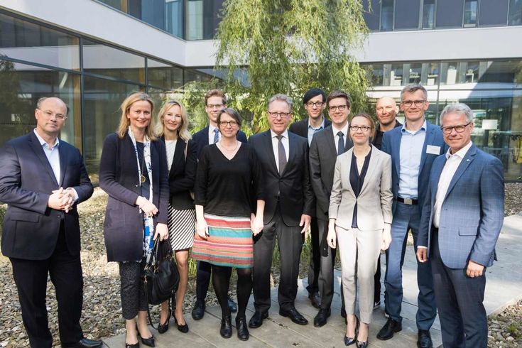 Hans-Hennig von Grünberg (links) und Jürgen Steinmetz (rechts) begrüßten die neuen Professorinnen und Professoren in Krefeld. 