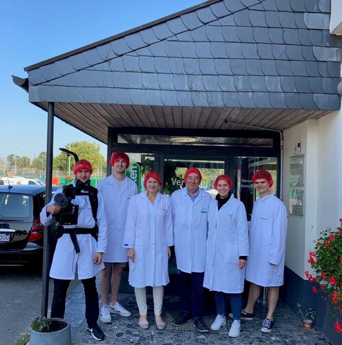 Gruppenfoto vom Drehtag bei Bauer Funken mit Bauer Funken, Dreh Team und Mitarbeitern der HSNR.