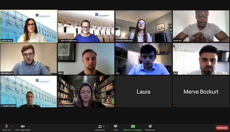 Ein Teil der Studierendengruppe mit Professorin Marion Halfmann (oben links). 