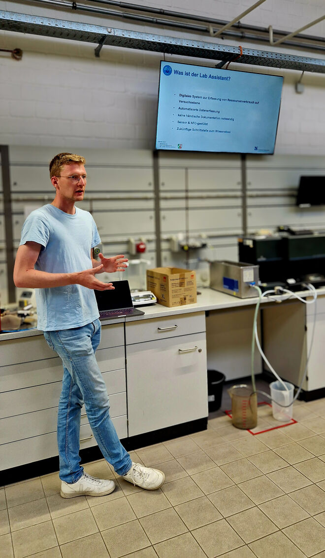 Alexander Haustein hält Präsentation zum Lab-Assistant