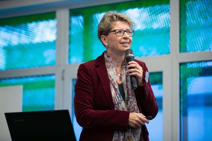 Professorin Ellen Bendt bei ihrem Vortrag in Brüssel. Foto: Octavian Carare