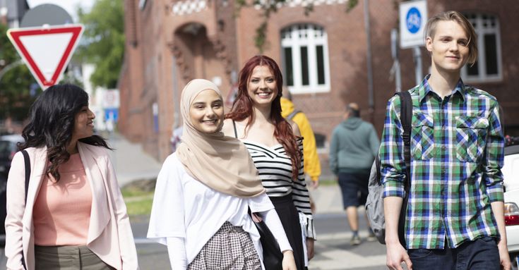 Studierende auf dem Campus in Mönchengladbach: Viele Bürgerinnen und Bürger wünschen sich mehr studentische Präsenz in den Städten. 