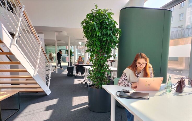 Ein Foto des Future Work Labs an dem Studenten entspannt lernen