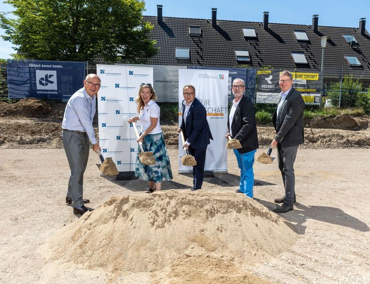 Dr. Thomas Grünewald, Dr. Sandra Scheermesser (Ministerium für Kultur und Wissenschaft des Landes NRW), Stefan Keulen (Derichs und Konertz), Wolfgang Mülders (kommissarischer Kanzler der Hochschule), Professor Achim Eickmeier (Fachbereich Chemie der Hochschule) v.l.n.r. (Foto: Thomas Lammertz)