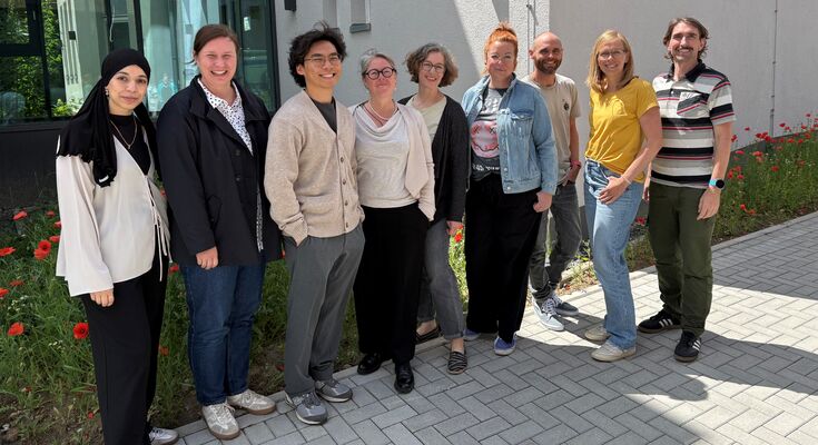 Auf dem Bild sind zu sehen, v.l.n.r.: Ikram El Moussaoui (FB Wirtschaftsingenieurwesen), Kristina Vogelsang (FB Ingenieurwissenschaften und Informatik), Andy Nguyen (FB Ingenieurwissenschaften und Informatik), Dr. Sylvia Ruschin (Hochschuldidaktik), Dr. Lisa Aelker (Hochschuldidaktik), Annika Joosten (FB Wirtschaftsingenieurwesen), Bastian Wulf (FB Ingenieurwissenschaften und Informatik), Christina Dückers (Hochschuldidaktik), Johannes Hiebl (Hochschuldidaktik). Es fehlt: Angelika Grahl (FB Ingenieurwissenschaften und Informatik)