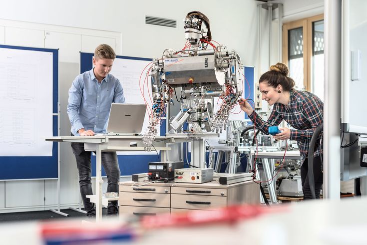 Beim Tag des Ingenieurs stellen Studierende ihre Projekte vor. 