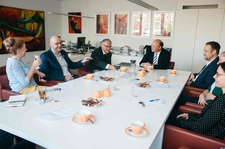 Weihbischof Johannes Bündgens (Mitte) im Gespräch mit Hochschulpräsident Hans-Hennig von Grünberg, Pastoralrefernt Matthias Hakes sowie den Hochschulmitarbeiterinnen Nadine Garrido-Mira, Nicole Blankenhagel, Desiree Krüger und Tim Wellbrock. 