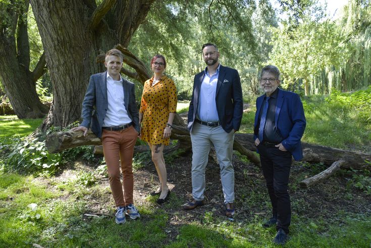 Das Team, das die grenzüberschreitende Hochschulkooperation entwickelt hat von links nach rechts: Dr. Vincent Pijnenburg, Anna Bogedain, David Harder und Prof. Dr. Rüdiger Hamm.