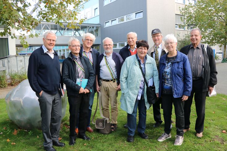Die alten Herren der technischen Verbindung Borussia Magdeburg zu Krefeld beim Besuch auf dem Campus Krefeld Süd. 