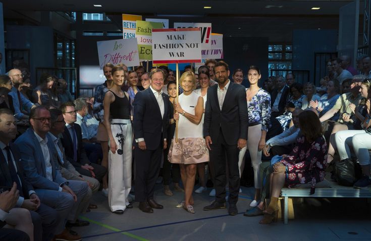 Armin Laschet, Ingeborg Neumann (t+m)  und Professor Dr. Lutz Vossebein, Dekan des Fachbereichs Texil und Bekleidungstechnik mit Textil-Studentinnen auf der gestrigen PolitFashionNight. Foto: @photothek/Grabowski 