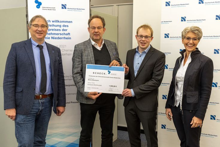 Professor Martin Jäger (Dekan Fachbereich Chemie), Ralf Schwartz (Vorsitzender Unternehmerschaft Niederrhein), Sören Musmann (Preisträger), Kirsten Wittke-Lemm (Hauptgeschäftsführerin Unternehmerschaft Niederrhein) (v.l.n.r)