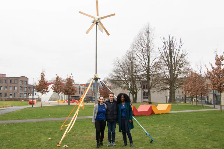 Anne Loch, David Krüßmann-Winzer und Christel Mfeumthen (v.l.n.r) bauten mit zwei weiteren Kommilitonen eine Mikro-Windkraftanlage.