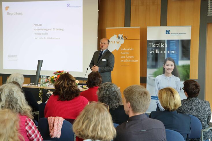 Hochschulpräsident von Grünberg eröffnete das Hochschulforum.