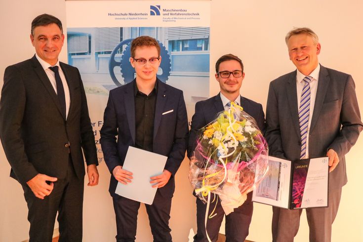 Die beiden Preisträger Henning Laakmann (Mitte rechts) und Andreas Muyres mit den Preisstiftern Dr. Ralf Wimmers (links) und Ludger Schlüter. 