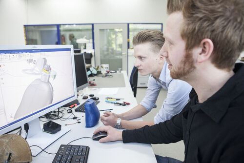 Zwei Studierende erstellen ein 3D Design gemeinsam am Computer