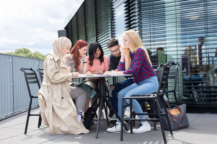 Kleingruppe Studierender beim Lernen