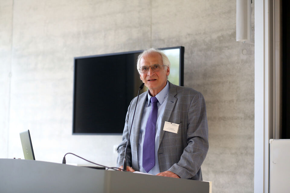 Professor Packebusch an einem Mikrofon