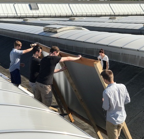 Projekt Dachverschattung Studierende auf einem Dach