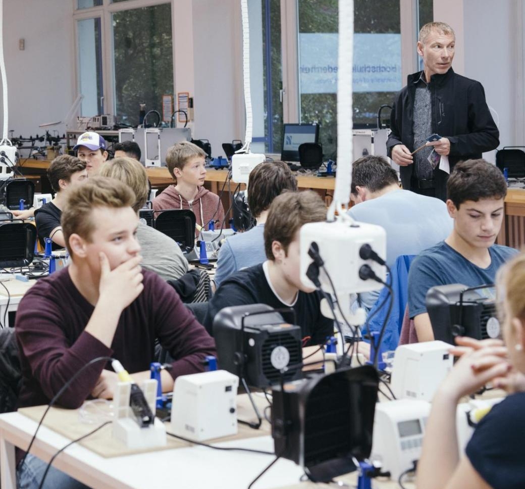 Studenten arbeiten unter Betreuung von Prof. Meuser im Maker Space