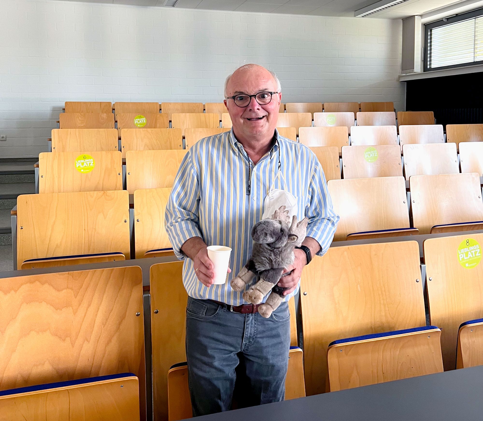  Professor Ingo Bieberstein mit dem Ehren-Elch am Tag seiner letzten Vorlesung